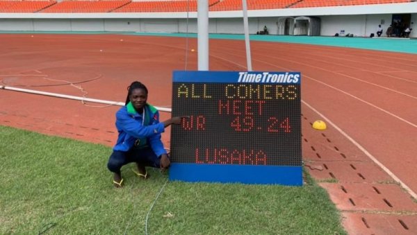ТИНЕЈЏЕРКА ОБОРИЛА СВЕТСКИ РЕКОРД: Седамнаестогодишња Намибијка шокирала атлетски свет (ВИДЕО)