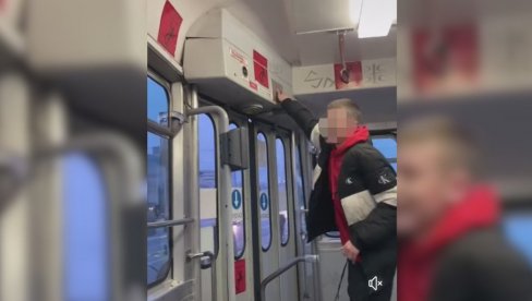 ZAUSTAVILI TRAMVAJ DA BI SE SNIMALI ZA TIK-TOK: Incident na Novom Beogradu, vozač zbog obesnih tinejdžera zvao policiju! (VIDEO)