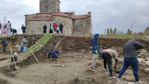 ОТКРИЋЕ АРХЕОЛОГА: Код Петрове цркве у Расу остаци древног здања, новчићи стари 500 година и двадесетак гробова (ФОТО)