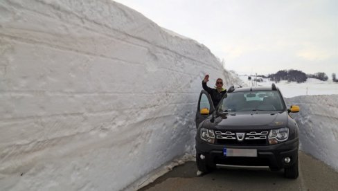 NEVEROVATNE SCENE IZ CRNE GORE: Ovako izgleda proleće iznad Nikšića - sneg od tri i po metra! (FOTO)