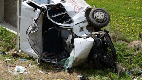 TEŠKA NESREĆA NA IBARSKOJ MAGISTRALI: Članove ekipe poznate emisije vadili iz kamioneta, teško povređene dve osobe (FOTO)