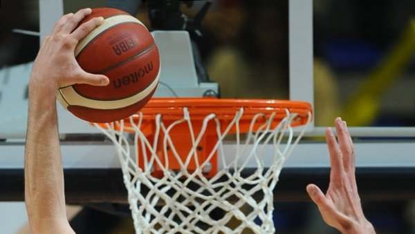 ПА, ОВО ЈЕ ХИТ: Нестварна сцена из НБА Летње лиге, кошаркаш Даласа закуцао на свој кош (ВИДЕО)