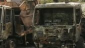 VELIKI POŽAR U POGONU GRADSKE ČISTOĆE: Izgorelo pet vozila, vatrogasac se nagutao dima (VIDEO)