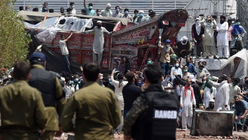 HAOS U PAKISTANU: Protestanti ginu zbog francuskih stripova sa likom proroka Muhameda (FOTO)