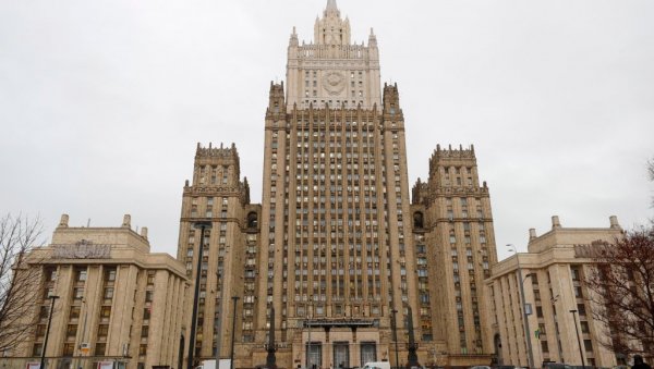 СИТУАЦИЈА НА ДИПЛОМАТСКОМ ФРОНТУ СВЕ ГОРА: Америка жели да протера још 55 руских дипломата - Захарова реаговала