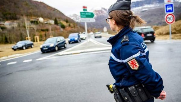 АНТИВАКСЕРА ПРОГАЊАЛО 200 ЖАНДАРА: Мајка бунтовник из Нансија ухапшена заједно са својом ћерком