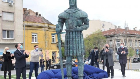 SVEČANO OTKRIVEN SPOMENIK DESPOTU STEFANU LAZAREVIĆU: Rađen po idejnom rešenju vajara Svetomira Arsića Basare (FOTO, VIDEO)