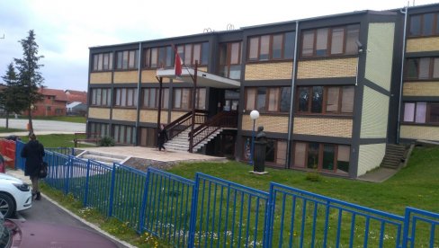 BILA JE OMILJENA U ODELJENJU: Direktor škole o devojčici (15) koja se obesila - svima će nam nedostajati! (FOTO) BILA JE OMILJENA U ODELJENJU: Direktor škole o devojčici (15) koja se obesila - svima će nam nedostajati! (FOTO)