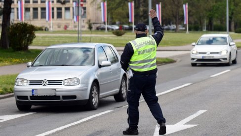 ТРОЈИЦА ЗА ВОЛАНОМ И ПОРЕД ЗАБРАНЕ: У Јужнобачком округу за дан отркивена и санкционисана 404 прекршаја