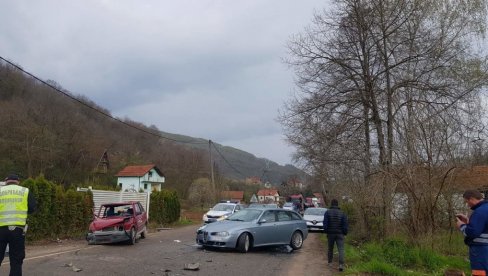 TEŠKA NESREĆA NA PUTU NIŠ-GADŽIN HAN: Jedna osoba povređena, u toku izvlačenje ranjenih iz automobila!