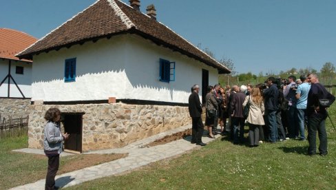 ROD SLAVI JEZIK I PISMO: Počela velika kulturna svetkovina u Vukovom Tršiću