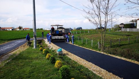 NOV ASFAL ZA ČENGIĆ: Grad Bijeljina i meštani udruženim snagama sređuju seoske puteve (FOTO)