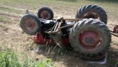 TRAGEDIJA KOD SMEDEREVA: Prevrnuo se traktor na njivi, poginuo muškarac