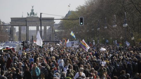 BERLIN POD SUZAVCEM: Bundestag usvojio izmene zakona, Merkelova može da uvodi mere po celoj Nemačkoj