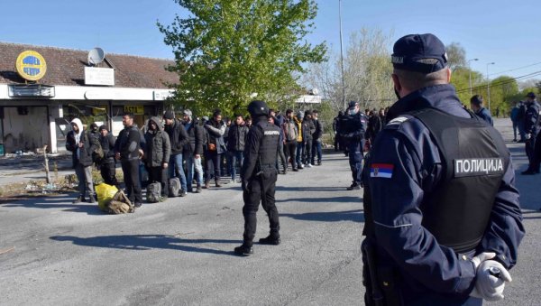 ПОЛИЦИЈА И БИА У КИКИНДИ ПРОНАШЛИ 198 МИГРАНАТА: Неки повезани са трговцима људи и изнудама