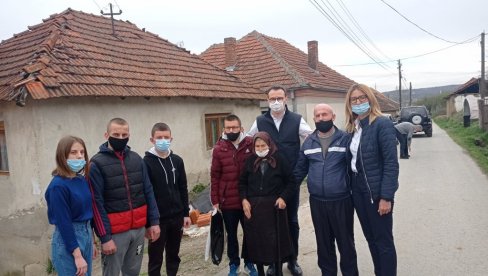 SAMOHRANOM OCU ČETVORO DECE SAGRAĐENA KUĆA: Petković obišao Donje Močane na Kosovu i Metohiji (FOTO)