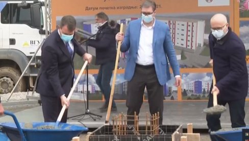 VUČIĆ POLOŽIO KAMEN TEMELJAC: Jedini lek je vakcinacija, posle kovida bolnica će služiti kao intenzivna nega (VIDEO)