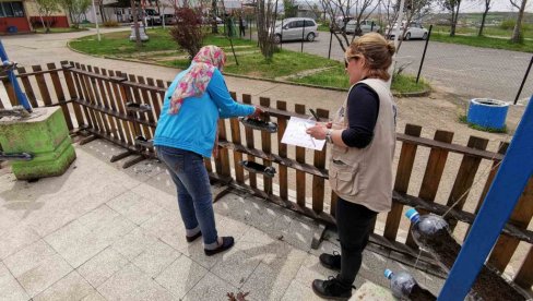 ОДРЖАНА АКЦИЈА СЕМЕ ЗАСАДИ, ЖЕЉУ ПОМИСЛИ: У мигранстском центру садили биље у висећим вртовима (ФОТО)