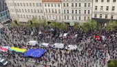 ЖУТИМ ТРАКАМА ПРОТИВ БАБИША: Бунт против премијера у 30 градова Чешке