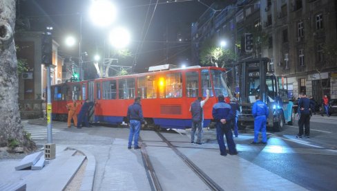 TRAMVAJ POKUŠAVAJU DA VRATE U ŠINE: Dizalice i viljuškari na mestu nezgode na Dorćolu (FOTO)