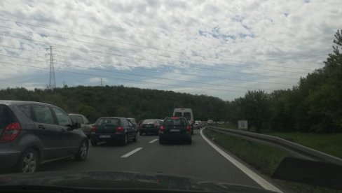 HAOS NA IZLAZU IZ BEOGRADA:  Kilometarske kolone na auto-putu  (FOTO, VIDEO)