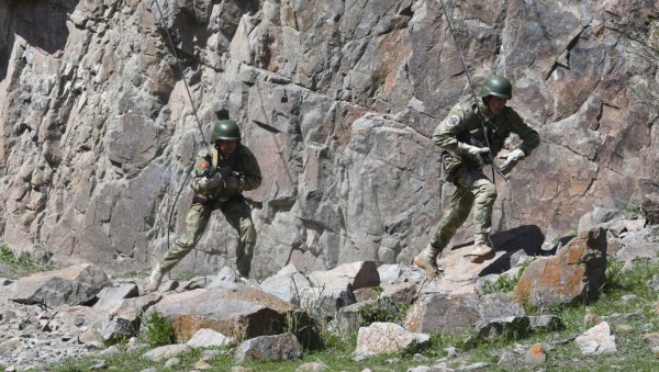 ПОЧЕЛО ПОВЛАЧЕЊЕ ВОЈНИКА СА ГРАНИЦЕ: Киргистан и Таџикистан се договорили о коначном примирју