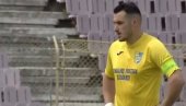 ŠTRAJK UPOZORENJA: Fudbaleri rumunskog drugoligaša odbili da igraju, dodali loptu protivniku i stajali na terenu dva minuta (VIDEO)