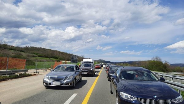 ОБАВЕШТЕЊЕ ЗА ВОЗАЧЕ: Успорен саобраћај на Милошу Великом, због незгоде за возила отворена само претицајна трака