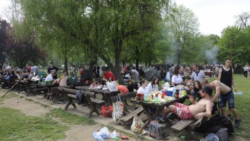 GUŽVA NA ADI CIGANLIJI: Slavi se uz muziku i roštilj, a mere se ne poštuju (FOTO/VIDEO)