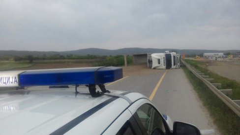 PRVE SLIKE SA MESTA NESREĆE KOD KRUŠEVCA: Šleper se prevrnuo, automobili skoro potpuno uništeni (FOTO)