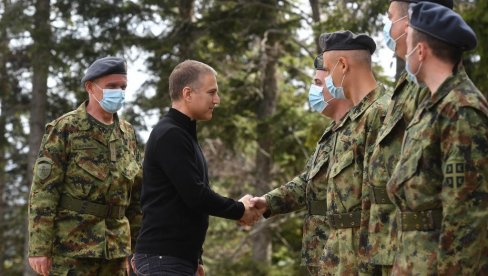 HEROJSTVO POKAZALI U NAJTEŽIM TRENUCIMA: Ministar Stefanović na Vaskrs obišao pripadnike 126. brigade VOJIN HEROJSTVO POKAZALI U NAJTEŽIM TRENUCIMA: Ministar Stefanović na Vaskrs obišao pripadnike 126. brigade VOJIN