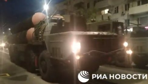 RUSIJA NA NOGAMA: S-400 na ulicama Krima (VIDEO)