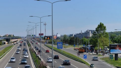 GEST VREDAN SVAKE POHVALE: Ženi pukla guma na auto-putu dok je u vozilu sa njom bilo i dete, a onda su u pomoć priskočila dva mladića