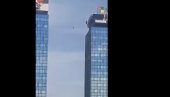 PRIZOR OD KOGA SE GUBI TLO POD NOGAMA:  Muškarac hodao po žici između dva nebodera u Sarajevu (VIDEO)