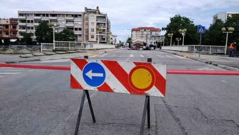 OBUSTAVLJEN SAOBRAĆAJ PREKO GLAVNOG MOSTA U PARAĆINU: Razlog - popravka metalnih prelaznih ploča koje su deo sistema odbrane od poplave