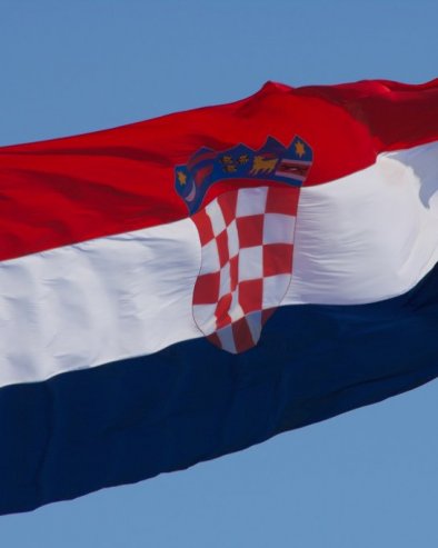 СКАНДАЛ У ШИБЕНИКУ: Црква за Божић поставила јаслице са црним крстовима и усташким покличем