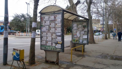 TUŽAN PRIZOR U CENTRU GRADA: Autobusko stajalište u Požarevcu prepuno umrlica (FOTO)