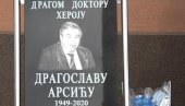 ПОДИГЛИ СПОМЕН-ПЛОЧУ ЛЕКАРУ ПРЕМИНУЛОМ ОД КОРОНЕ: Мештани Тољевца код Варварина нису заборавили свог несебичног доктора