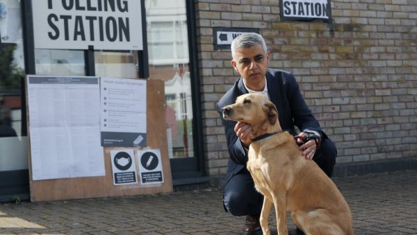 СКАНДАЛ: Обезбеђење градоначелника Лондона оставило торбу са оружјем на улици
