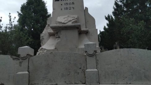 TRAG „ZUBA VREMENA“? Oštećen spomenik Aleksi Šantiću u Mostaru TRAG „ZUBA VREMENA“? Oštećen spomenik Aleksi Šantiću u Mostaru