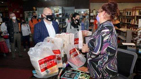 POKLONILI KNJIGE BIBLIOTECI U SMEDEREVU: Večernje novosti i Borba započele zajedničku akciju darivanja vrednih dela iz naše kuće