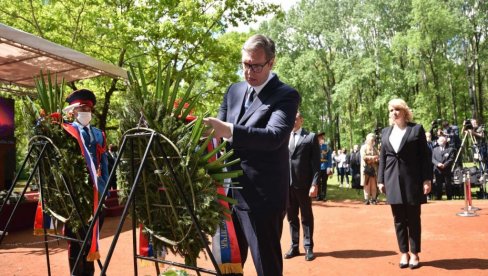 VUČIĆ I RUKOVODSTVO RS U DONJOJ GRADINI: Predsednik Srbije položio venac povodom Dana sećanja na žrtve u Jasenovcu (FOTO/VIDEO)