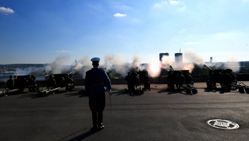 NIKAD ZABORAVITI HEROJE KOJI SU PALI ZA SLOBODU: Počasna artiljerijska paljba povodom Dana pobede