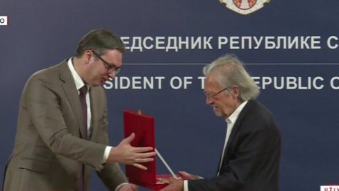 VUČIĆ URUČIO ORDEN AUSTRIJSKOM NOBELOVCU: Srećan je srpski narod što za prijatelja ima Handkea! (FOTO/VIDEO)