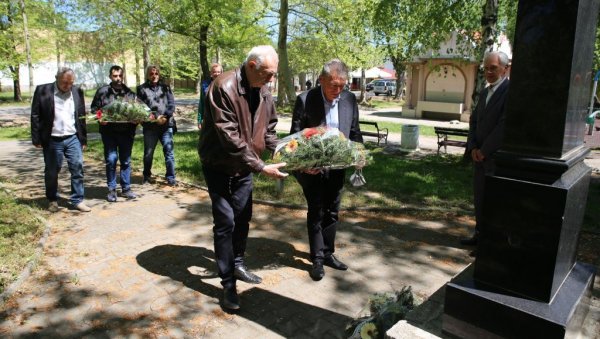 ЦВЕЋЕ ЗА ПОГИНУЛЕ ЦРВЕНОАРМЕЈЦЕ: Дан победе обележен у Банатском Вишњићеву и Житишту (ФОТО)