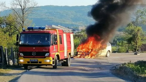 БУКТИЊА КОД ЧАЧКА: Запалио се аутомобил у покрету