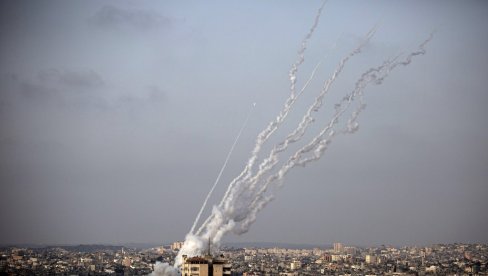 POGOĐEN SOLITER U IZRAELU: Ovo je trenutak kada palestinska raketa pogađa višespratnicu u Ašelonu (VIDEO)