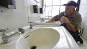 ZA 900 EVRA RADIM CEO MESEC, A MAJSTOR MI TRAŽI 700 ZA SAT VREMENA: Hitna popravka cevi zapalila internet