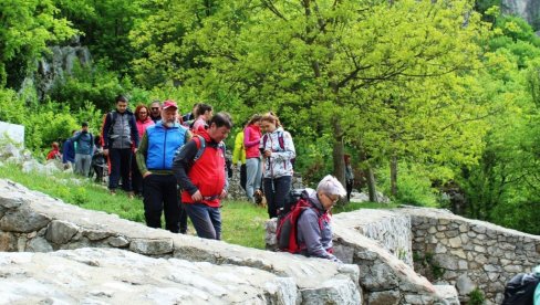 OSVOJILI PEĆINU PODNO PETRUSA: Počela sezona, pa organizovane grupe planinara sve češće pohode kanjon Crnice kod Zabrege