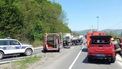 PRVA SLIKA SE MESTA NESREĆE KOD POŽEGE: Preticao kolonu, pa se direktno sudario sa automobilom - Dvojica vozača poginula na licu mesta